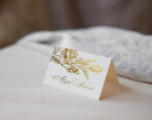  glamour delikatne winietki na stoły weselne, usadzenie gości na weselu winietki z nazwiskami gości, złote lub srebrne napisy