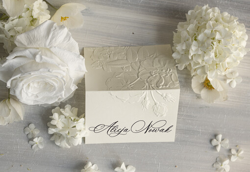  glamour ozdobne winietki na ślub wizytówki dla gości weselnych, eleganckie winietki z tłoczonymi kwiatami, tłoczone kwiaty na winietkach ślubnych