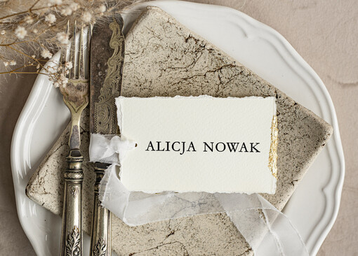  glamour złote eleganckie winietki na stół weselny wizytówki ślubne, winietki z płatkami złota, darte winietki ze złotem na stoły weselne, elegancka winietka na stół we