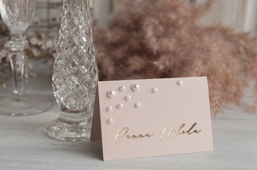  glamour winietki z perełkami ślubne wizytówki z perełkami winietki na stół weselny, różowo złote winietki z perełkami, eleganckie winietki ślubne z perełkami