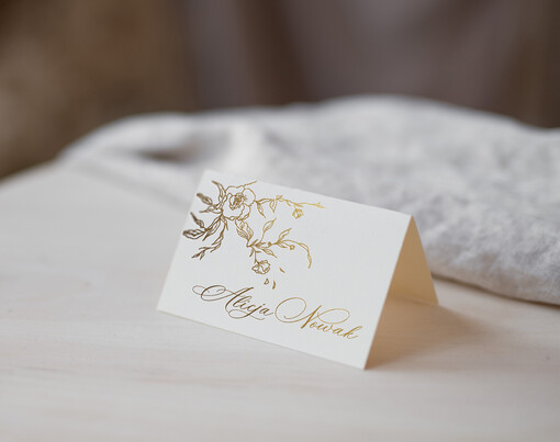  glamour delikatne winietki na stoły weselne, usadzenie gości na weselu winietki z nazwiskami gości, złote lub srebrne napisy