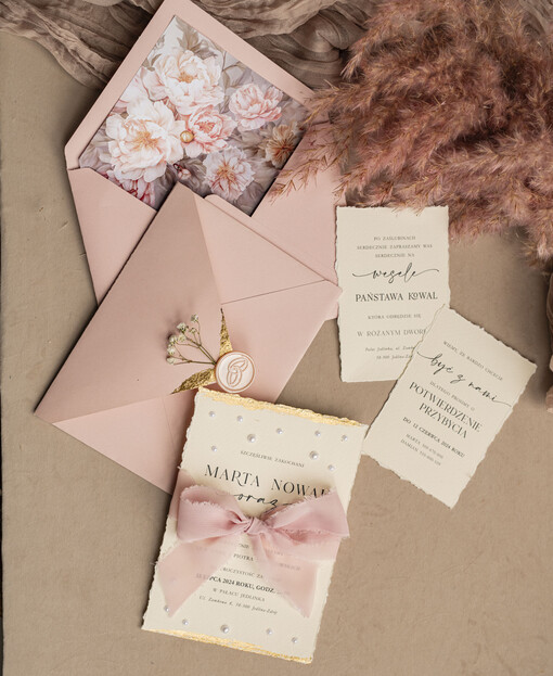  próbki zaproszeń Próbka darte złocone zaproszenia ślubne z perełkami, różowe peonie zaproszenie na ślub z perełkam, rwane złocone zaproszenie na ślub cywilny perły i piwonie