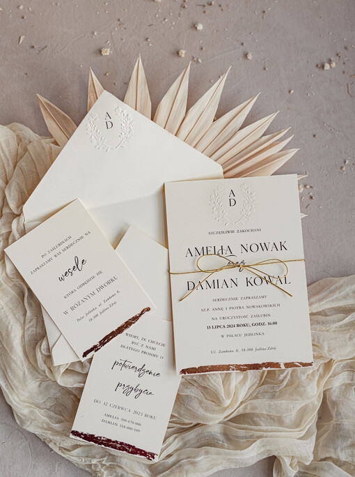  próbki zaproszeń Próbka zaproszenia ślubne z tłoczeniem, Serwis Próbkowy minimalistyczne zaproszenie na ślub złocone, suchy przetłok złocone zaproszenie na ślub cywilny perły