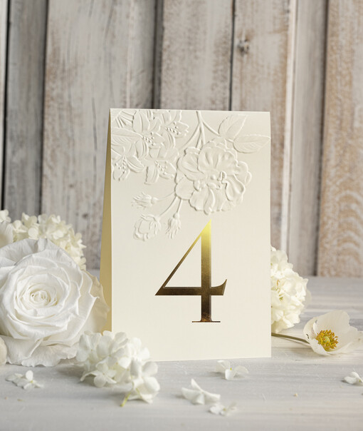  Glamour numerki na stół weselny z tłoczonymi kwiatami, eleganckie numerki na stoły weselne, tłoczone numerki na stół weselny, dekoracja stołów weselnych tłoczone kwiaty