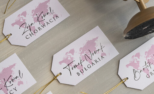  botaniczne podróżnicze  podróżnicze winietki ślubne wizytówki na stół weselny, winietki dopasowane do zaproszeń paszporty, winietki ślubne z mapą świata, winietki z motywem mapy 