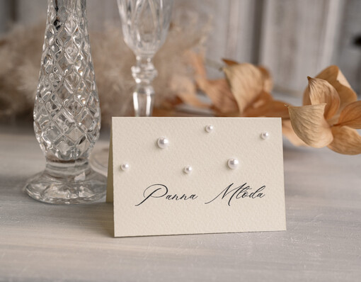  Eleganckie eleganckie winietki na stół weselny wizytówki ślubne, winietki z koralikami, perełki na winietkach, delikatne winietki na stół weselny z koralikami