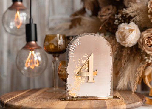  Akryl malowane numerki na stół weselny, beżowe akrylowe numery na stół weselny, złote numerki na stoły weselne, numeracja stolow na weselu, eleganckie numerki na stol weselny