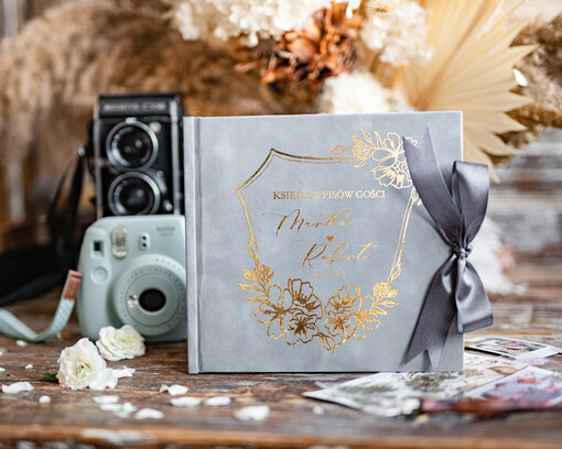  welurowe szara welurowa księga wpisów gości, złote napisy na księdze gości, welurowa księga pamiątka ślubna 