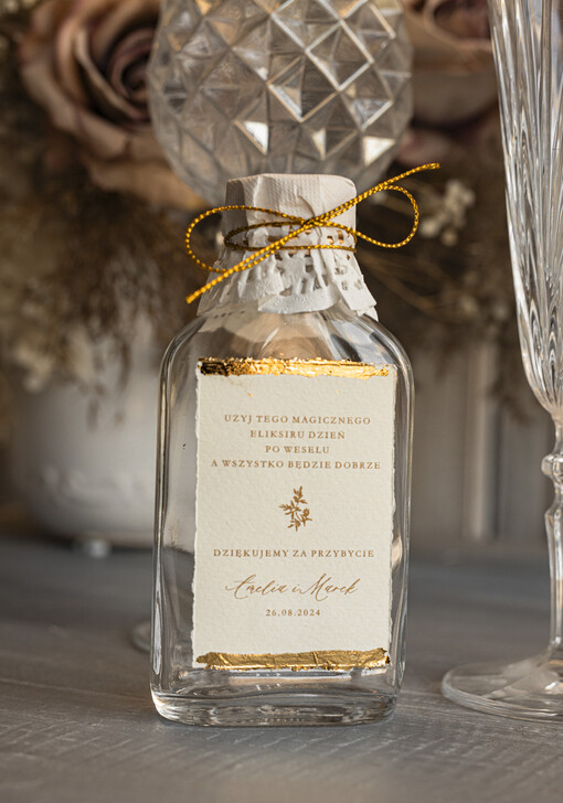  Butelki prezent dla gości weselnych kacóweczka ozdobiona płatkami złota, butelka na własny trunek, pomysły na prezenty dla gości