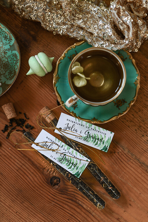  Fiolki podziękowania dla gości po ślubie w postaci herbaty zapewnią miłe chwilę   