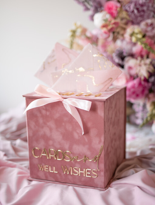  glamour Elegancka welurowa kopertówka ze złotymi napisami, pudrowo rózowy cieniowany welur, pudełko na koperty