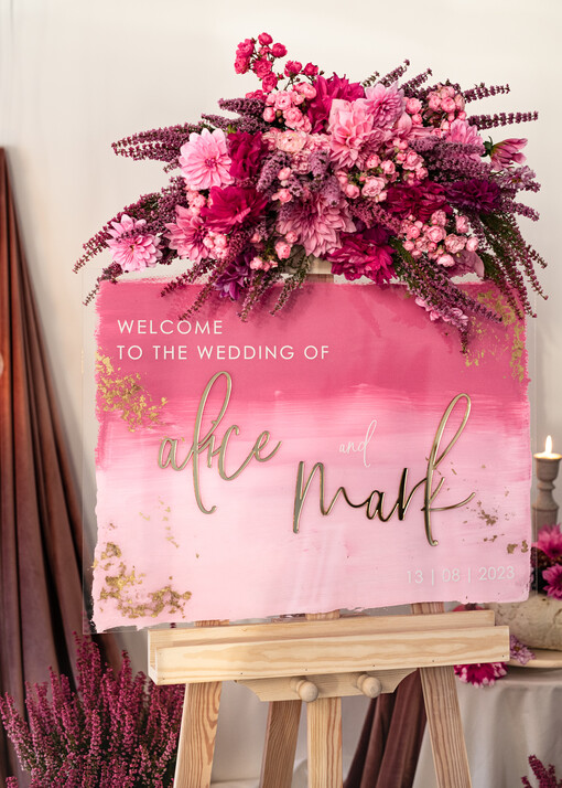  na pleksie - akryl Różowa Tablica powitalna slubna glamour, elegancka powitalna plansza ze złotymi literami, rama powitanie na weselu plansza powitalna na pleksie ze zlotymi literami
