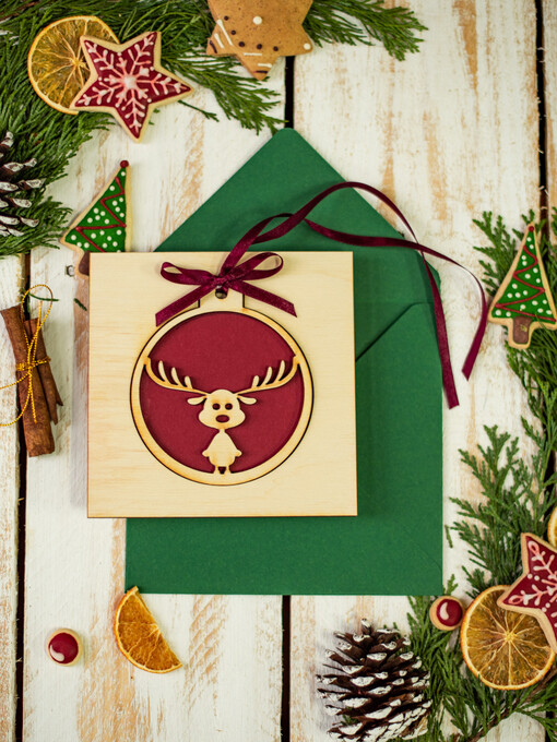  z magnesem lub zawieszką na choinkę firmowe kartki świąteczne z logo firmy, bożonarodzeniowe kartki z drewnianą zawieszką i wstążką