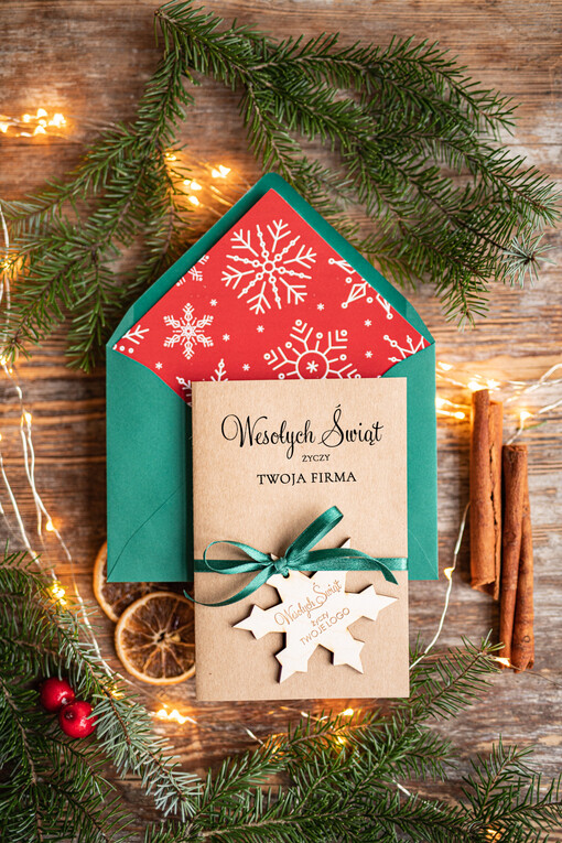  z magnesem lub zawieszką na choinkę kartki świąteczne dla firm Drewniana bombka zawieszka na choinke z Logo firmy świateczna kartka firmowa 
