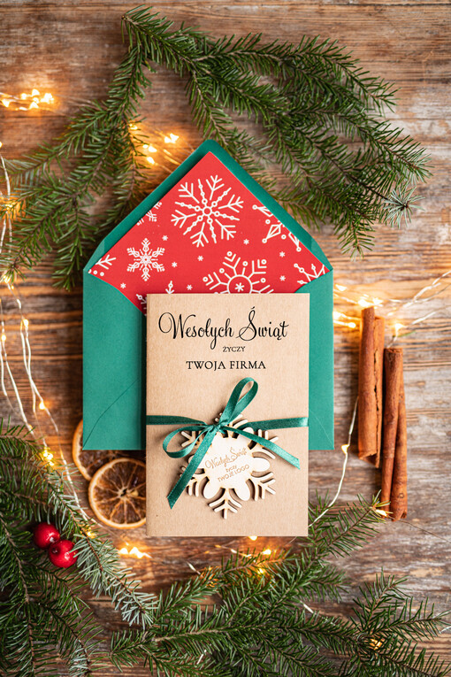  z magnesem lub zawieszką na choinkę kartki świąteczne dla firmy z logo kartki z drewnianą bombką   kartki świąteczne dla firm Drewniana bombka zawieszka na choinke