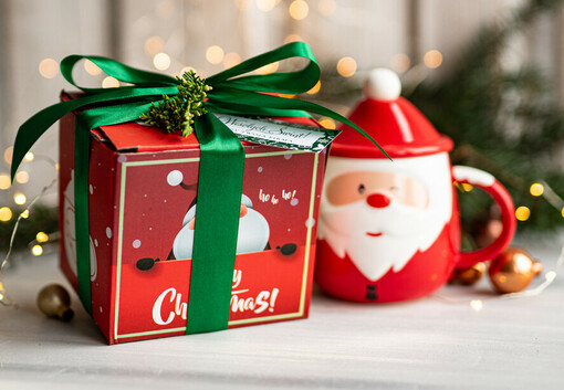  kubki, filiżanki, kubki termiczne świąteczny kubek dla pracowników, upominki firmowe z ligo firmy, prezent od firmy na święta, kubek z mikołajem na prezent dla pracowników