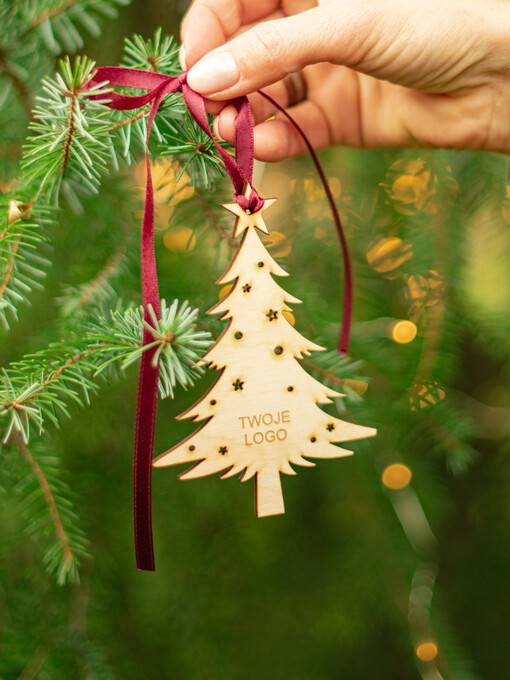  drobne prezenty dla firm prezent na święta dla firm drewniane zawieszki na choinkę z logo  Drewniana Bombka z logo firmy
