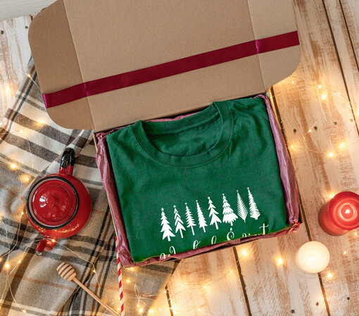  koszulki pomysł na prezent świąteczna koszulka różne rozmiary, zielona męska świąteczna koszulka, koszulka świąteczna z nadrukiem,  prezent na święta koszulka z nadrukiem 