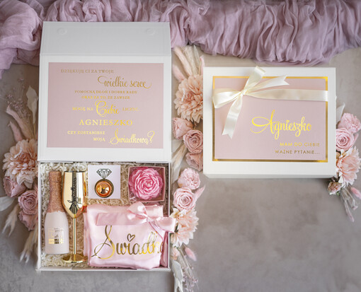 Prezenty dla świadków boxy prezentowy dla Świadkowej, prośba o świadkowanie  oryginalny prezent dla świadkowej, box dla świadkowej z szlafrokiem, oryginalny prezent dla świadkowej Mamy do Ciebie bardzo ważne pytanie… Czy zostaniesz naszą Świadkową?