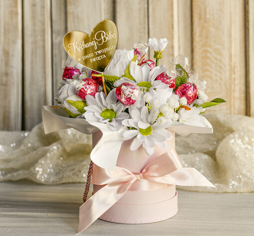  Prezenty dla Babci Piekny flowerbox ze sztucznymi kwiatami i słodyczami to wyjątkowy prezent dla babci. Piękna kompozycja w ozdobnym pudełku – gotowy upominek na każdą okazję. Prezent dla Babci 