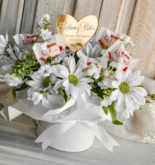  Prezenty dla Babci Elegancki flowerbox ze sztucznymi kwiatami i słodyczami to wyjątkowy prezent dla babci. Piękna kompozycja w ozdobnym pudełku – gotowy prezent na dzień Babci