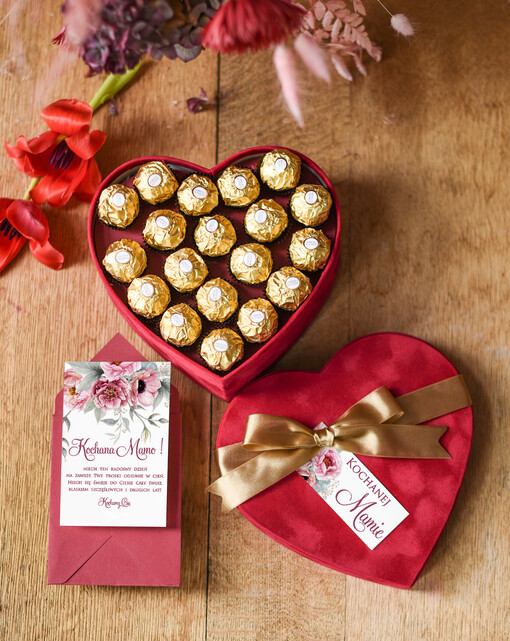  zestawy w welurowych i ozdobnych pudełkach  pomysł na prezent na dzień mamy welurowe pudełko serce z ferrero rocher 