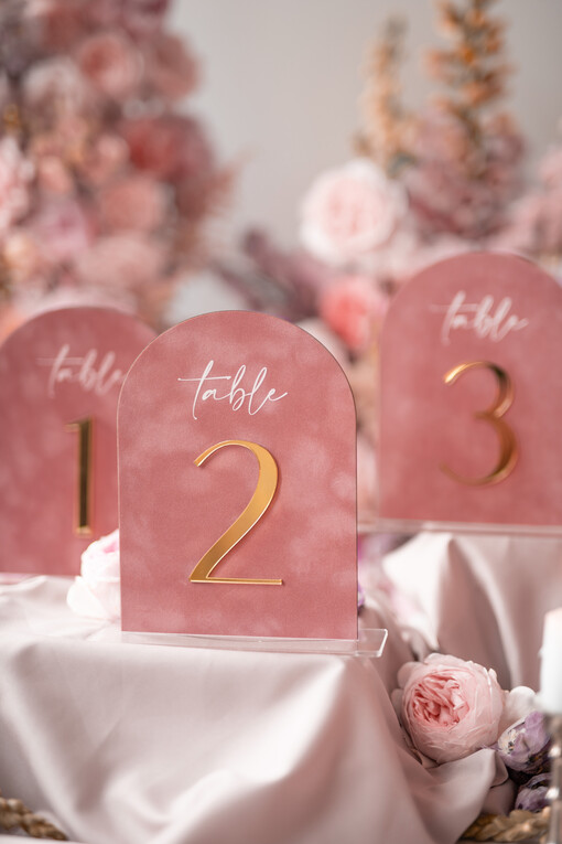  welurowe złote akrylowe  Stojak z numerkiem na stół Weselny, tabliczka na stol weselny, welurowy numerek na stół weselny tabliczka na stół weselny w stylu glamour