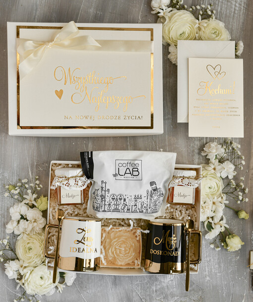  Prezenty dla Młodej Pary  Zestawy z Filiżanką lub Kubkiem Pomysł na prezent ślubny dla Młodej Pary, co dać zamiast kwiatów Parze Młodej, Kubki dla Nowożeńców, prezent na ślub