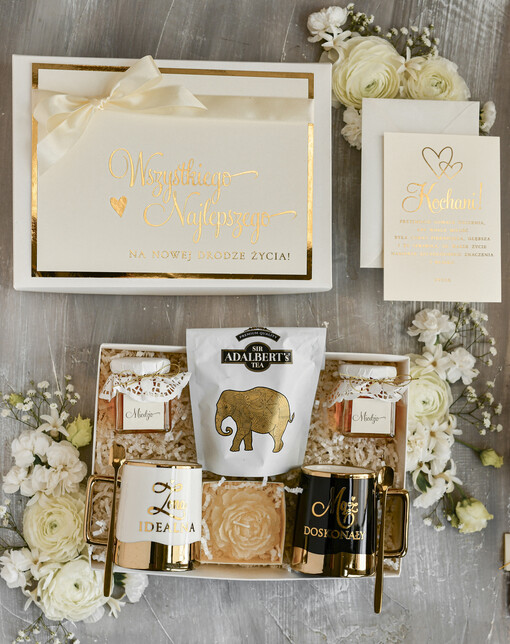  Prezenty dla Młodej Pary  Zestawy z Filiżanką lub Kubkiem Pomysł na prezent ślubny dla Młodej Pary, co dać zamiast kwiatów Parze Młodej, Kubki dla Nowożeńców, prezent na ślub