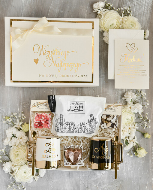  Prezenty dla Młodej Pary  Zestawy z Filiżanką lub Kubkiem Pomysł na prezent ślubny dla Młodej Pary, co dać zamiast kwiatów Parze Młodej, Kubki dla Nowożeńców, prezent na ślub