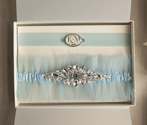  podwiązki ślubne Podwiązka ślubna z kryształkami, podwiązka z niebieskiego tiulu zdobiona aplikacją z kryształków, dwie podwiązki w zestawie, podwiązka z inicjałami Pary Młodej 