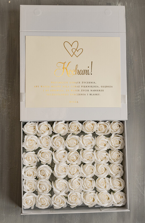  flowerbox, kartki z życzeniami, pudełka na prezenty Pudełko pełne róż, ozdobne pudełko z mydlanymi różami i kartką, pudełko prezentowe z dedykacja dla Młodej Pary, pudełko wypełnione mydlanymi różami 