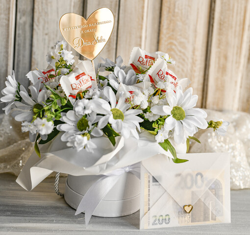  flowerbox, kartki z życzeniami, pudełka na prezenty Elegancki flowerbox ze sztucznymi kwiatami i słodyczami to wyjątkowy prezent dla Młodej Pary. Piękna kompozycja w ozdobnym pudełku tworzy elegancki i gotowy do wręczenia upominek na ślub