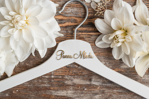  wieszaki pomysły na prezenty z okazji ślubu dla Młodej Pary wieszak z napisem Panna Młoda 