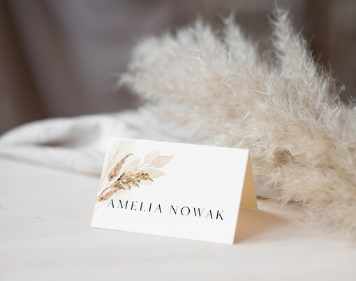  Nowoczesne prosta forma  delikatna grafika na winietkach ślubnych, proste i eleganckie winietki na stół weselny, wizytówki ślubne ecru z grafiką, nowoczesne wizytówki na stoły weselne