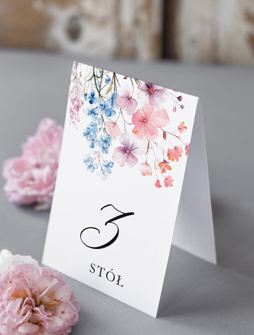  Nowoczesne prosta forma  numerki na stół weselny z kwiatami, numeracja stołów weselnych, proste i delikatne numerki na stoły weselne, dekoracja stołu weselnego 