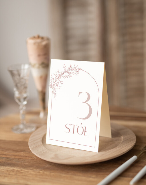 Nowoczesne prosta forma  Eleganckie numerki na stół weselny, numeracja stołów weselnych, proste i delikatne numerki na stoły weselne, dekoracja stołu weselnego 