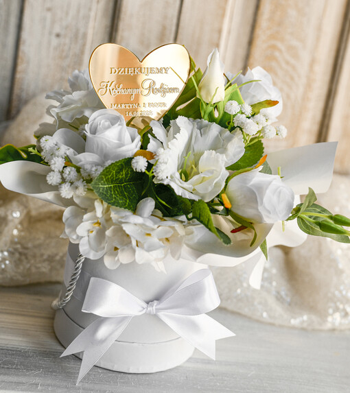  Kompozycje Kwiatowe / Flowerboxy Piekny flowerbox ze sztucznymi kwiatami to wyjątkowy prezent dla Rodziców jako podziękowanie w dniu ślubu. Podziękowanie dla Rodziców na weselu