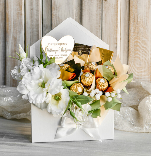  Kompozycje Kwiatowe / Flowerboxy Piekny flowerbox ze sztucznymi kwiatami i słodyczami to wyjątkowy prezent dla Rodziców jako podziękowanie w dniu ślubu. Podziękowanie dla Rodziców na weselu