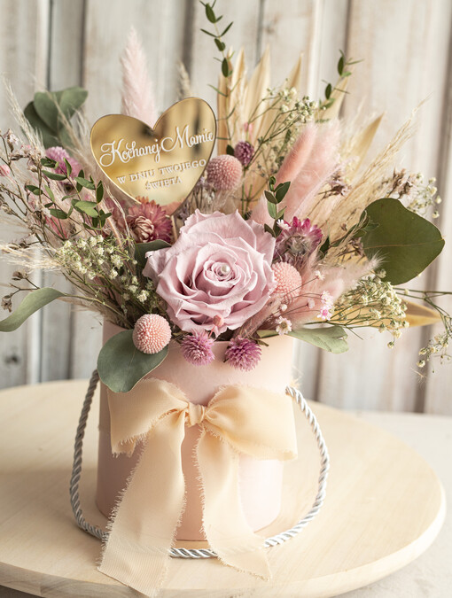 flowerboxy, box ze słodyczami  pomysł na prezent na dzień mamy, kwiaty dla mamy, wieczna róża dla mamy, zielono różowy bukiet dla mamy z suszonych kiatów