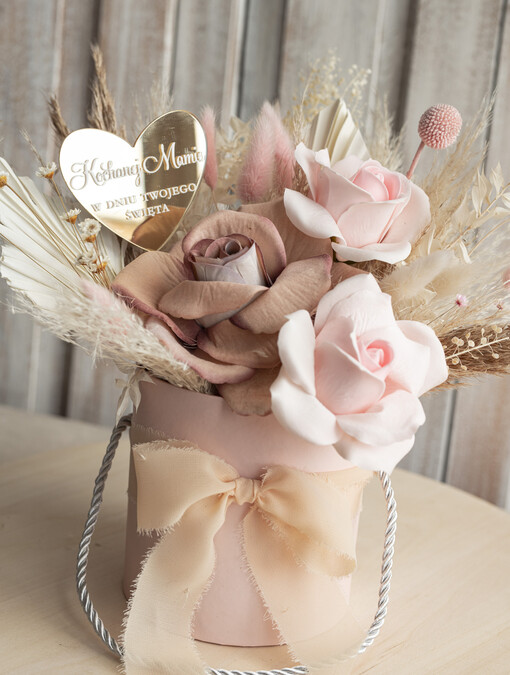  flowerboxy, box ze słodyczami  kwiaty prezent dla Mamy z okazji dnia Matki, box kwiatowy dla mamy, kompozycja z suszonych kwiatów pomysł na prezent dla mamy, wieczne róże, flower box dla mamy