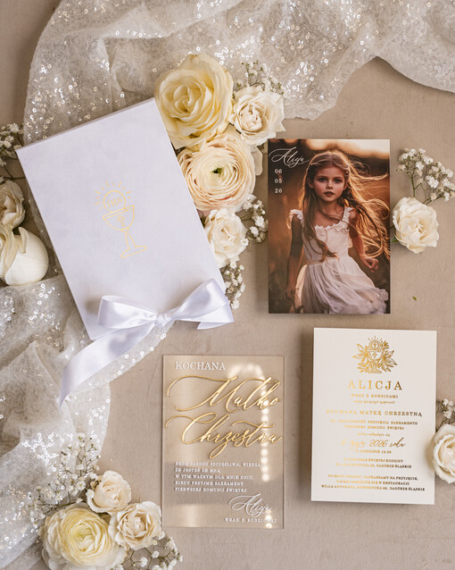  dziewczynka  Eleganckie zaproszenia na Pierwszą komunię dla Matki Chrzestnej, wyjątkowe zaproszenia na komunię dla Rodziców  chrzestnych, Zaproszenie Vip dla Baci i Dziadka