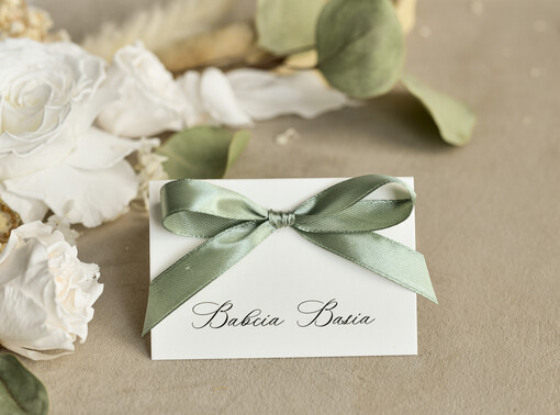  winietki  złote winietki na komunię, winietka dekoracja stołu na komunii, komunijne winietki ze złotymi literami, eleganckie winietki na komunię