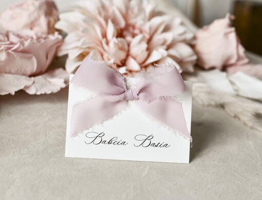  winietki   winietki na komunię, winietka dekoracja stołu na komunii, komunijne winietki z szyfonową wstążką