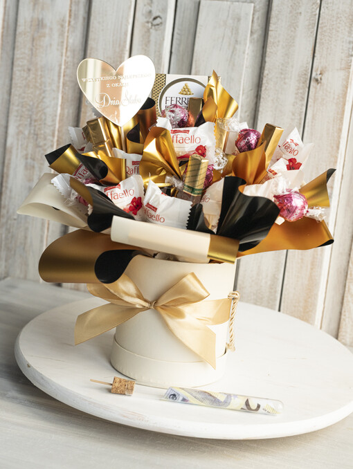  Prezenty dla Młodej Pary  Bomboniery Czekoladki prezent dla młodej pary, box dla młodej pary, prezent ślubny, słodki prezent ślubny, box prezentowy na ślub, zestaw słodyczy dla pary, prezent na wesele, upominek ślubny, prezent na nową drogę życia