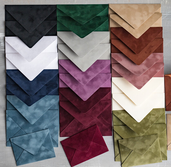 Zaproszenia ślubne dodatkowe koperty bileciki welurowa koperta różne kolory, elegancka welurowa koperta do zaproszeń ślubnych 01/kopVelC/kop