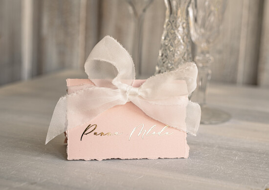 Winietki glamour ślubne winietki na stół weselny, złote lub srebrne napisy, winietki z jedwabną wstążką, darte winiet 02/wydzZłws/w