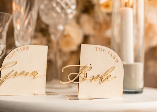 Winietki glamour welurowe winietki na stół weselny, eleganckie winietki ecru ze złotymi napisami, delikatne winietki  01/velecru/w