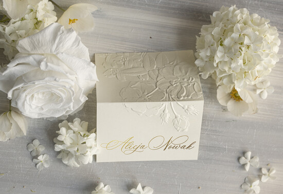 Winietki glamour ozdobne winietki na ślub wizytówki dla gości weselnych, eleganckie winietki z tłoczonymi kwiatami, t 02/WWZ/w25