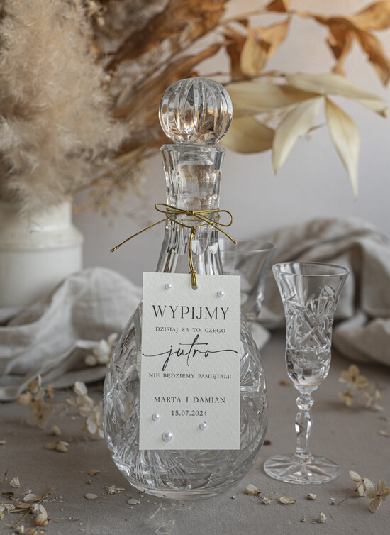 Zawieszki na butelki glamour etykiety na wódkę weselną z perełkami, eleganckie winietki z dowolną treścią, zawieszki ślubne z per 01/per/zw24